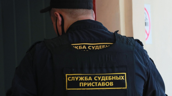 Юрист Кузьминова: приставы могут запретить должникам по алиментам водить машину