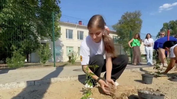 В Херсонской области высадили аллею цветов в память о погибших в Донбассе детях