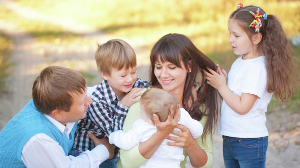 Выплаты многодетным семьям в 2025: какие существуют и как их оформить Выплаты многодетным семьям в 2025: какие существуют и как их оформить