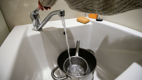 Отключение горячей воды в Москве: график и сроки, телефоны горячей линии